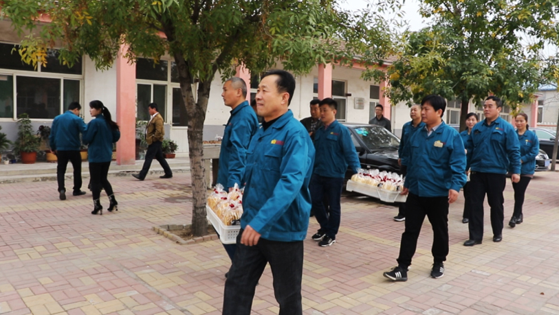 金馬首木門關(guān)愛老人，從我做起