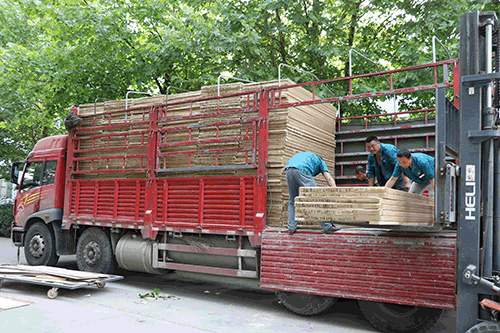 木門廠家金馬首緊羅密布裝車，保證產品按時到達