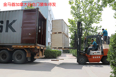 木門廠家金馬首加拿大谷倉門裝車中