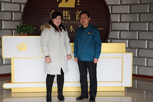 臨沂郯城木門加盟商梁經理簽約實木門品牌金馬首 臨沂郯城木門加盟商梁經理簽約實木門品牌金馬首